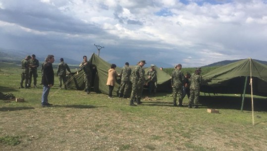 Dëmtimi i banesave nga tërmeti, ushtarët e FA-së vendosin çadrat në Korçë