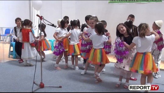 Fëmijët surprizojnë të burgosurit e Fierit, rikthehen në skenë parodistët e Vlorës (VIDEO)