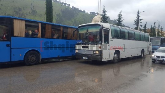 Të organizuar me autobusë nga opozita, nisen drejt Tiranës simpatizantët e rretheve