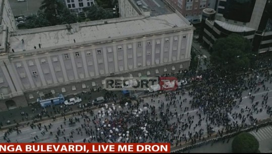 Report TV sjell pamjet me dron, protestuesit fillojnë të vijnë para kryeministrisë ora 19:10