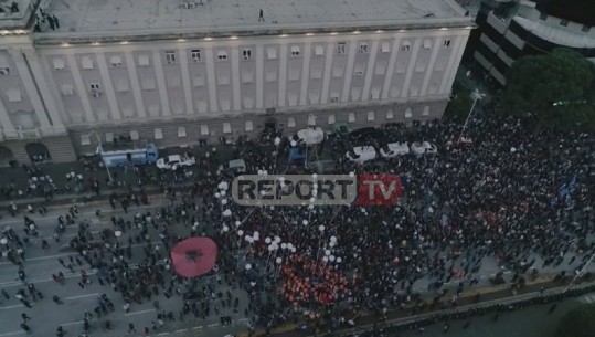 Report TV sjell pamjet me dron nga protesta e opozitës para kryeministrisë, ora 19:30