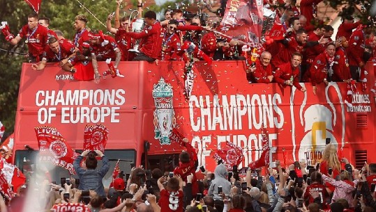 FOTO/ Ndizet Liverpool-i, mijëra tifozë presin ekipin kampion të Europës në rrugët e qytetit