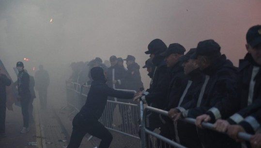  Protestuesit shkatërrojnë gardhin metalik, efektivët nën shpërthimet e kapsollëve (FOTO)