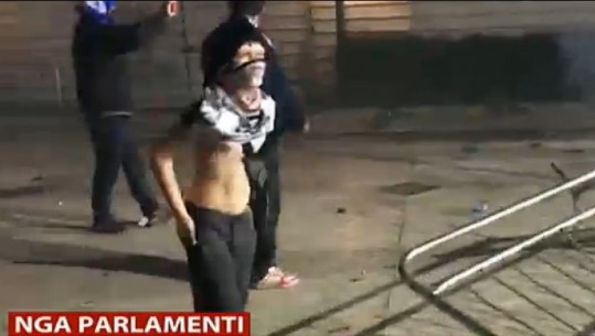 Fëmijët e maskuar 'përdoren' për të sulmuar Kuvendin, policia thirrje Bashës: Po rrezikoni jetë