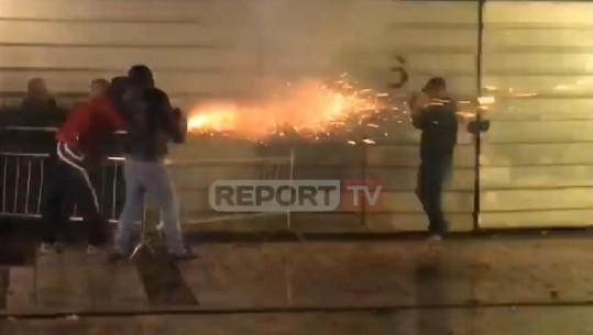 Opozita ndryshon 'taktikë'! Nga bombat molotov, tek kthimi i fishekzjarrëve në 'armë' (VIDEO-FOTO)