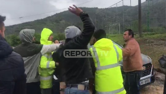 Kërkojnë të shpallet emergjenca, banorët e Korçës konflikt me prefektin, godasin punonjësin (VIDEO)