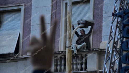Zbulohet emri i 'Spiderman'-it të opozitës që u ngjit dje te dritarja e Kuvendit, plas gallata në rrjet (FOTO) 