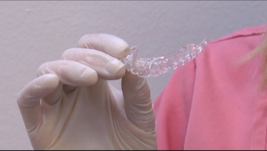 Nuk iu pëlqejnë aparatet fikse të dhëmbëve? Shkenca gjen zgjidhjen e padukshme (VIDEO)