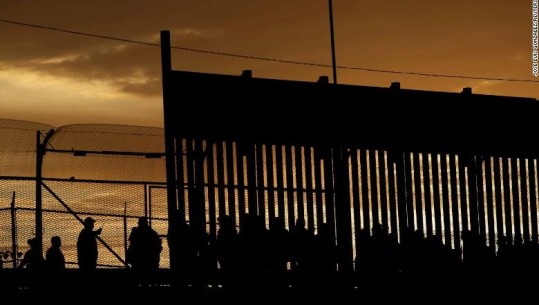 Emigrantët humbin jetën pasi u kapën në kufirin SHBA-Meksikë
