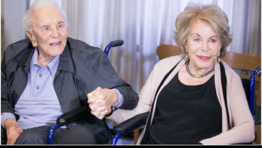 Çifti më jetëgjatë i Hollywood-it! Aktori Kirk Douglas 102 vjeç dhe bashkëshortja festojnë 64 vite martesë 