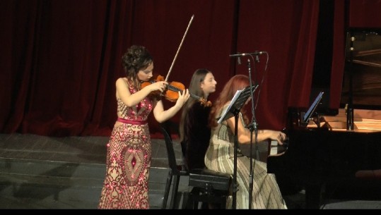Pianistja me dy violinistë në skenë, Merita Rexha:  Sallat e reja, i vetmi problem për të shijuar muzikën klasike 