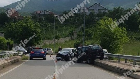 Aksident i rëndë në Krumë, babë e bijë me urgjencë drejt spitalit, i plagosur edhe një person tjetër