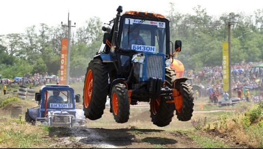 Rusi, gara e traktorëve, sport kombëtar (VIDEO)