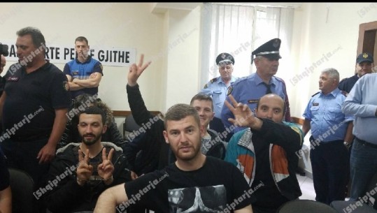 'Protestë' edhe në gjykatë! Lihen në burg dy militantë të PD, lirohen të tjerët