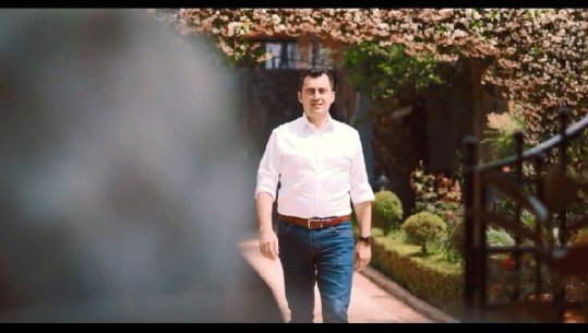 Kandidati për kryebashkiak në gjurmët e Edi Ramës! Pas Tironës, 'rep' edhe për Elbasanin (VIDEO)