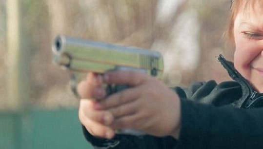 E rëndë/ 8 vjeçari kosovar vret me armë vëllain 6 vjeç