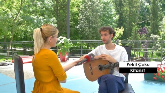 Rrëfimi Petrit Çekut, si kitarist në skenat ndërkombëtare (VIDEO)