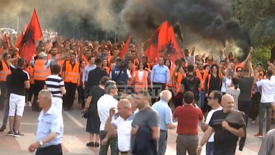 Banorët e 'Astirit' i bashkohen protestës së opozitës (VIDEO)