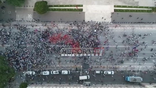 Report TV sjell pamjet me dron, protestuesit fillojnë të vijnë para kryeministrisë ora 19:30 