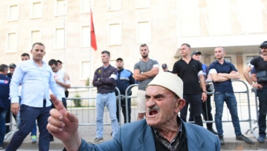 Fytyra e protestës/ Militantëve të maskuar iu pre hovi! Pse nuk u përmbush skenari për 'rrëzimin' e Ramës?! (FOTO)