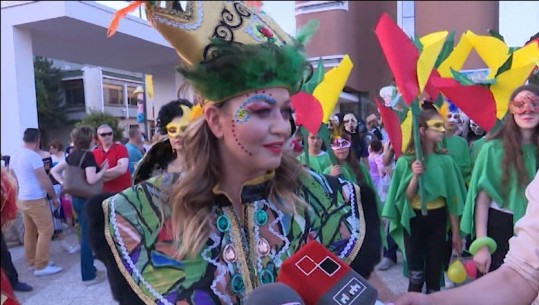 Korça 'vishet' nga ngjyrat, zhvillohen për të 12-tin vit radhazi Karnavalet (VIDEO)
