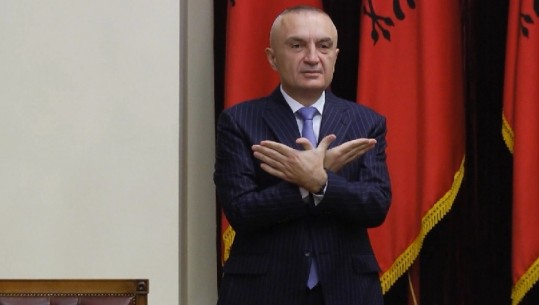 Presidenti firmos dekretin për anulimin e zgjedhjeve dhe pozon nga kamera me simbolin e shqiponjës (FOTO-VIDEO)