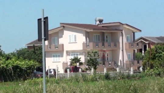 Grabitje me armë në një banesë në Tapizë, vidhen bizhuteri e para (VIDEO)