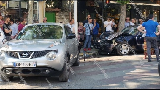 Francezi 'tapë' në Tiranë, merr përpara makinën dhe motorin e parkuar/ 4 këmbësorë të plagosur  (FOTO+VIDEO)