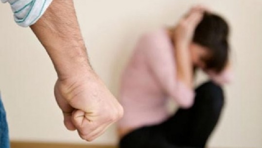 Dhunë ndaj gruas në sy të fëmijës së mitur, pranga 55-vjeçarit