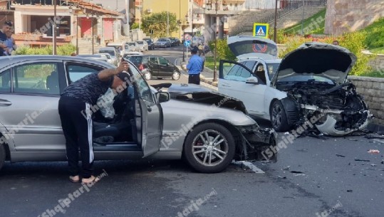 Përplasen dy automjete në qendër të Krujës, plagosen rëndë dy persona (VIDEO)