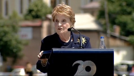 Albright: Clinton më telefonoi natën kur vendosën që NATO të ndërhynte në Kosovë