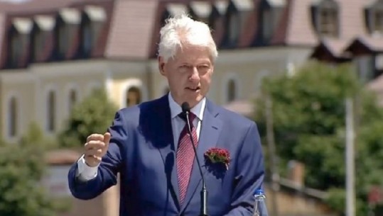 Clinton në Kosovë: Nderi më i madh i jetës time është që kam qëndruar krah jush në spastrimin etnik