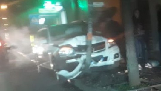 Tiranë, makina del nga rruga në Ali Dem, përplas këmbësorin dhe shtyllën