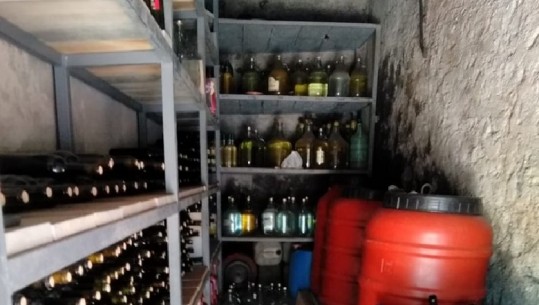 Raki dhe verë pa etiketa/ AKU gjobit me mbi një milion lek biznesin në Dibër, bllokon magazinën dhe 979 litra pije alkolike
