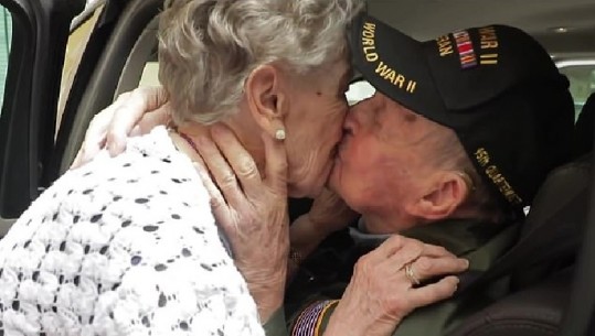 Si në filma! Veterani i luftës takon të dashurën e rinisë pas 75 vitesh (FOTO)