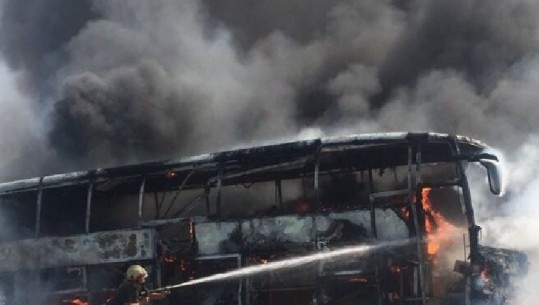 Shkrumbohet autobusi i kompanisë shqiptare në mes të Athinës, çfarë dëshmon pronari (VIDEO)