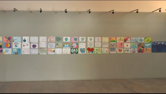 Ekspozita ‘Ngjyrat e Paqes’/ Fëmijë nga 114 shtete prezantojnë punët e tyre në Muzeun Historik (VIDEO)