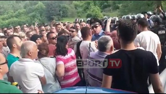 Qëllojnë me shishe teksa kalon eskorta e Ramës për në Korçë/ Policia tenton të shoqërojë një djalë, revoltohet turma: Turp, turp