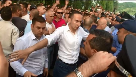 Pas sherrit me nëndrejtorin e Policisë, Ervin Salianji 'bëhet' mburojë para militantëve (VIDEO)