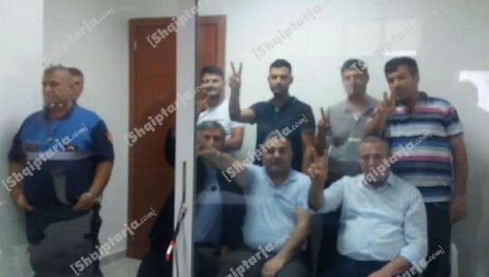 Lirohet ish-deputeti demokrat, burg për dy kryetarët që tentuan t'i bllokonin rrugën Ramës, protestë me 'dy gishta' në Gjykatë (VIDEO)