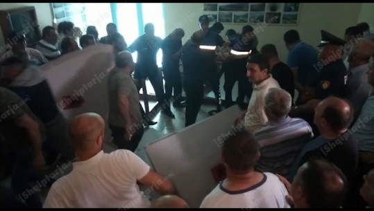 Sulmuan KZAZ-në në Tropojë, policia shoqëron 13 persona