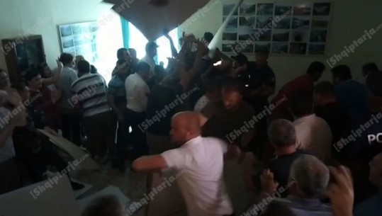 Bashkia Tropojë dhe demokratët sulmojnë KZAZ-në, shkatërrojnë materialet zgjedhore (VIDEO-FOTO)