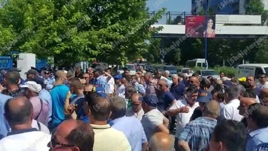 Incidente në Kamzës, punonjësit e bashkisë tentojnë të hapin me forcë KZAZ-në