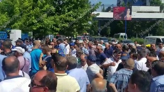 Përplasje në Kamëz, militantët tentuan të shqyejnë derën ku ndodhet KZAZ-ja, policia gaz lotsjellës (VIDEO)
