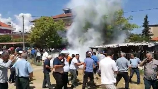 Militantët e PD-së tentojnë të mësyjnë në KZAZ-në e Burrelit, policia hedh gaz lotsjellës (VIDEO)