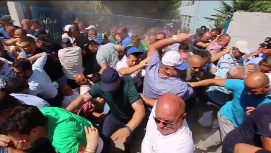 PAMJE TË REJA/ Momenti kur zyrtarët e Bashkisë Kamzë dhe militantët mësyjnë në shkollë, si shpërndahen nga gazi lotsjellës