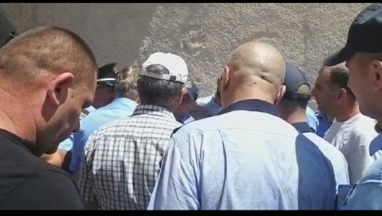Përplasje edhe në Bilisht, bashkia: Lironi KZAZ-në! Policia: S'kemi urdhër nga KQZ-ja (VIDEO)