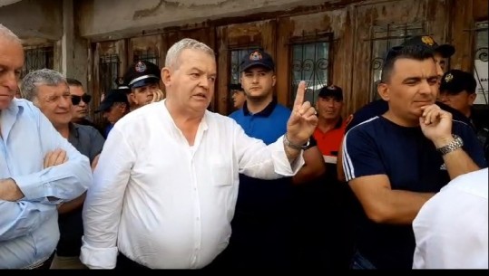 Dasho Aliko debat në Gjirokastër, irritohet PD-LSI: Policia nuk njeh Presidentin, ky është puç (VIDEO)