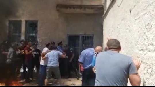 Kukës, militantët djegin gomat para KZAZ dhe thyejnë xhamat, policia i shpërndan me gaz (VIDEO)