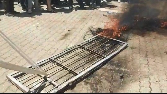 Kuksianët nuk ndalin dhunën, shqyejnë derën e KZAZ, djegin gomat dhe godasin me gurë FNSH-në (VIDEO)